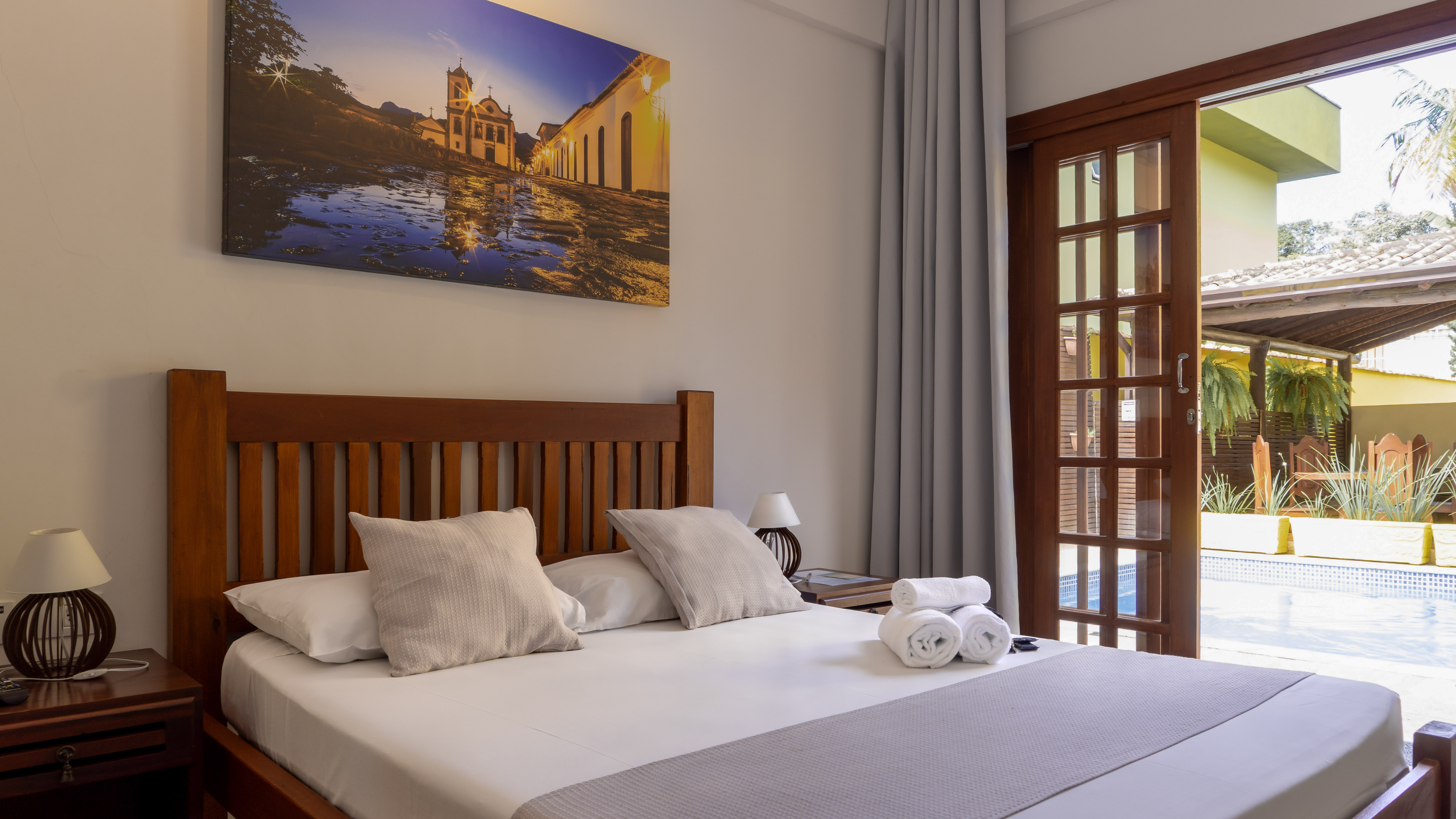 Quarto térreo de frente para a piscina na Pousada Cicerone