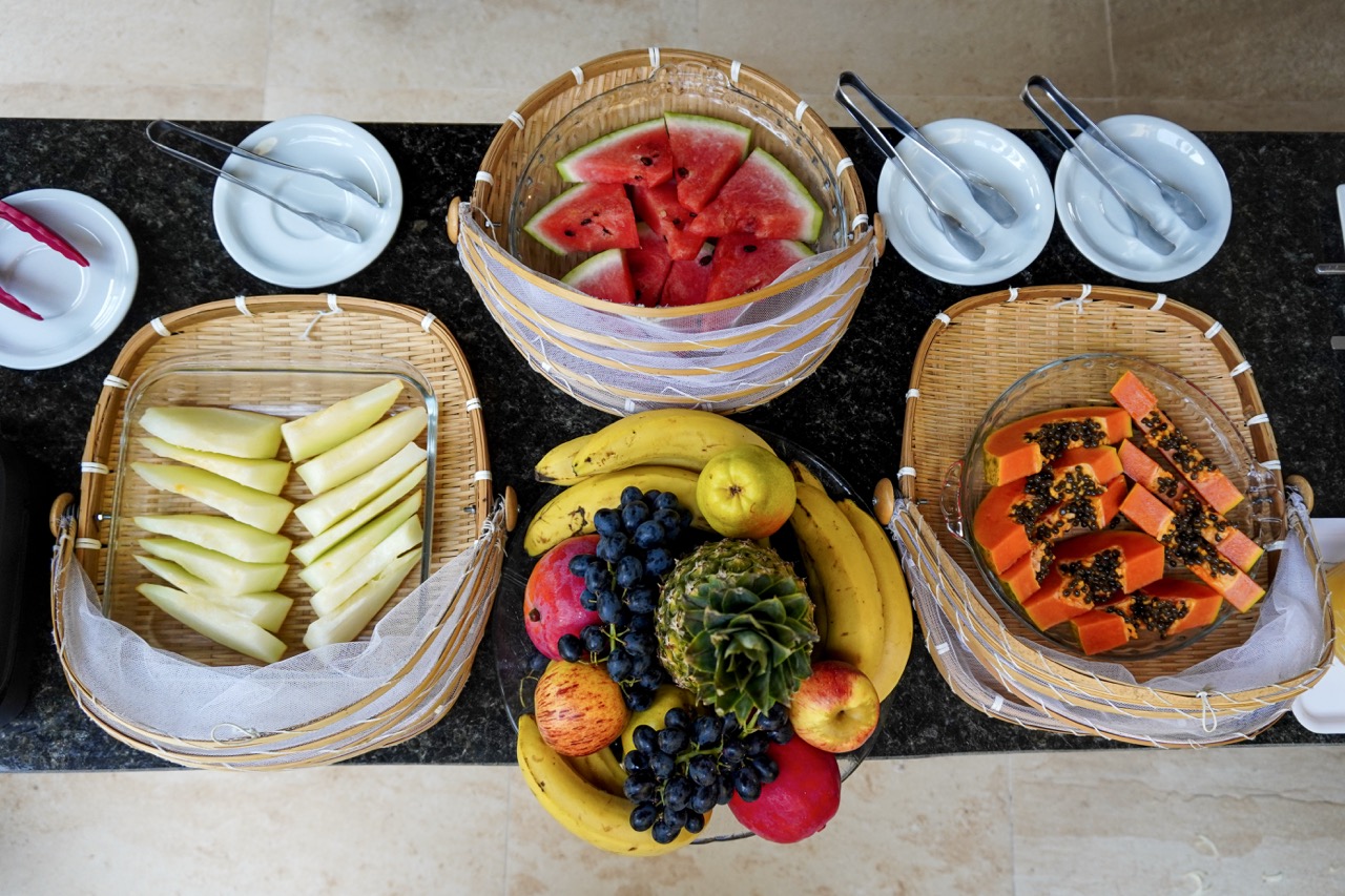 Mesa de café da manhã com frutas e pães na Pousada Cicerone