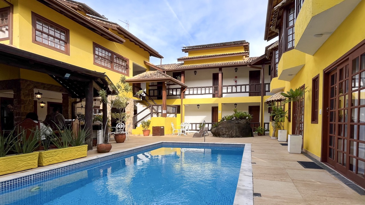 Área externa com piscina da Pousada Cicerone