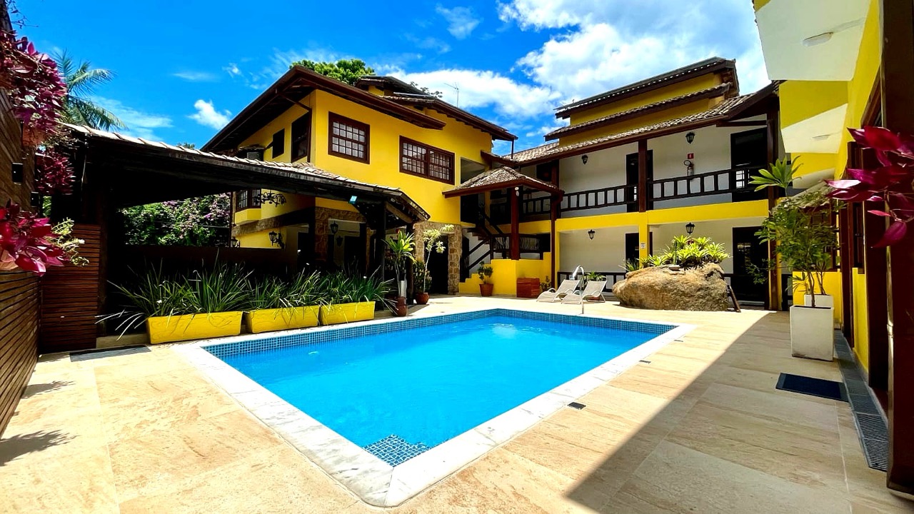 Fachada e piscina da Pousada Cicerone em Paraty